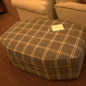 393-51 | Angular ottoman with casters