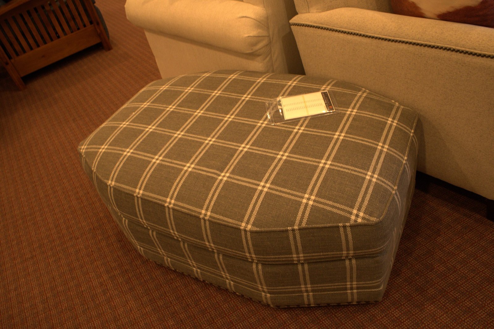 393-51 | Angular ottoman with casters